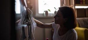 Donna affetta da DOC (Disturbo ossessivo compulsivo) presenta compulsioni e ossessioni sulla pulizia