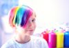 bambino con i colori dell’arcobaleno con indicatori di disforia di genere