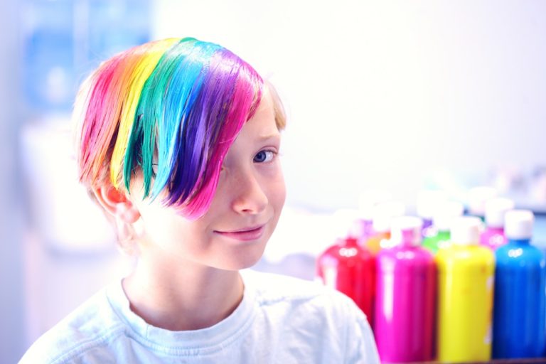 bambino con i colori dell’arcobaleno con indicatori di disforia di genere