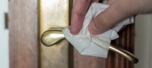 Persona affetta da Disturbo Ossessivo Compulsivo pulisce in maniera maniacale la maniglia della porta per paura di contaminazione